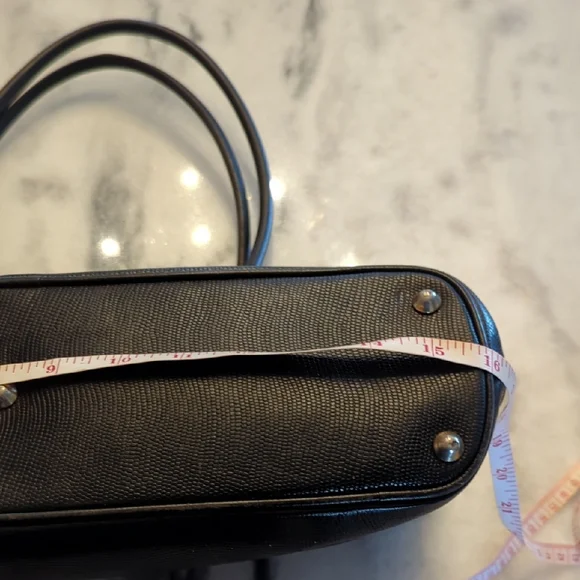 Henri Bendel VINTAGEClassic LG shoulder tote-Black Textured Leather Zip Closure
